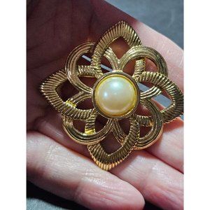 **Final Sale** Gold tone vintage diamond shaped brooch